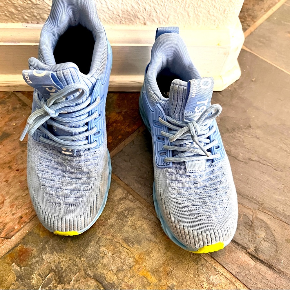 Girl or boy youth size 2.5 sneakers worn once